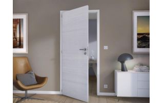 porte intérieure en bois entrouverte